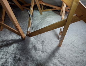 Zateplení stropu rodinného domu pomocí foukané izolace